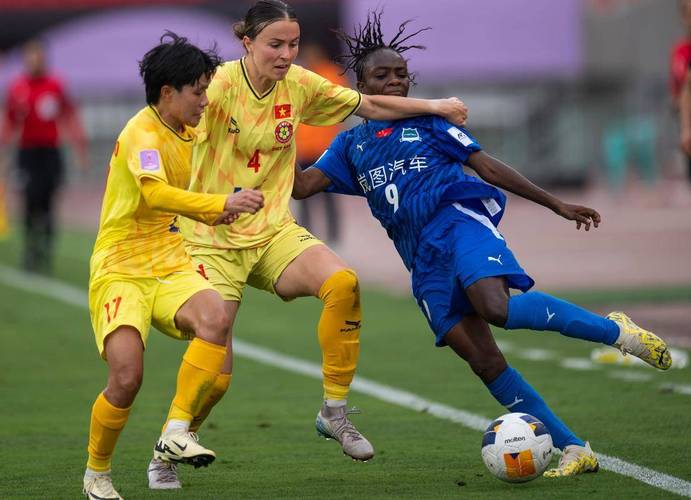 武汉女足03落后！水原FC女足角球，金惠莉攻破旧主球门
