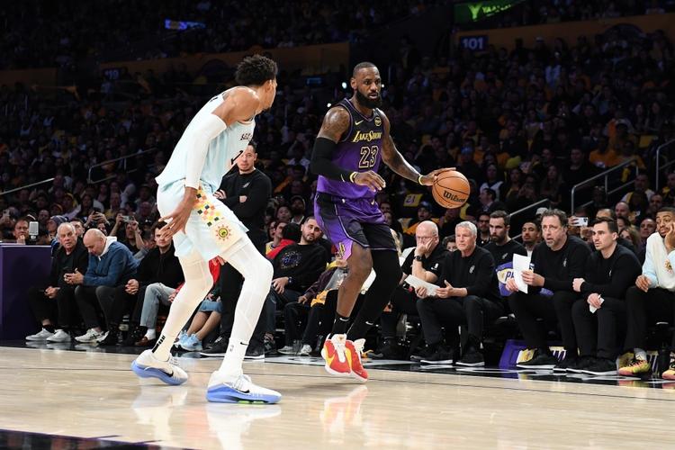 轰41分16板4助3帽，文班成历史首人！率马刺26战25胜剑指DPOY+MVP