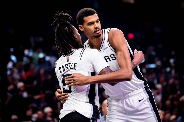 文班：与卡斯尔的空接默契源于训练我们的配合非常默契_NBA直播
