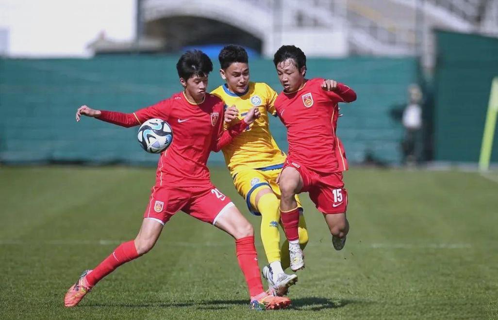 U16男足扳回一球！中国队快速反击，刘凯源助攻吴比乐破门