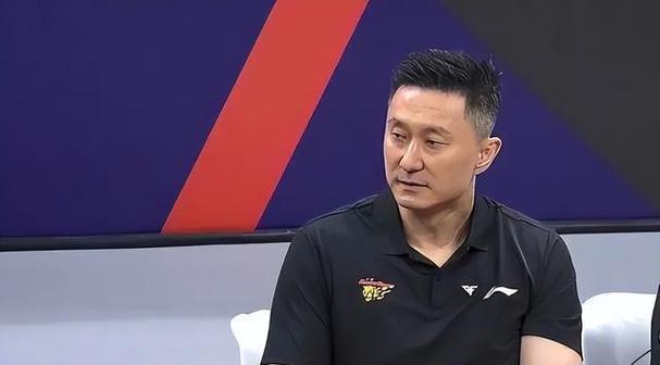 广东为何能赢广厦20分杜锋大骂裁判被追罚！杨鸣王博一针见血