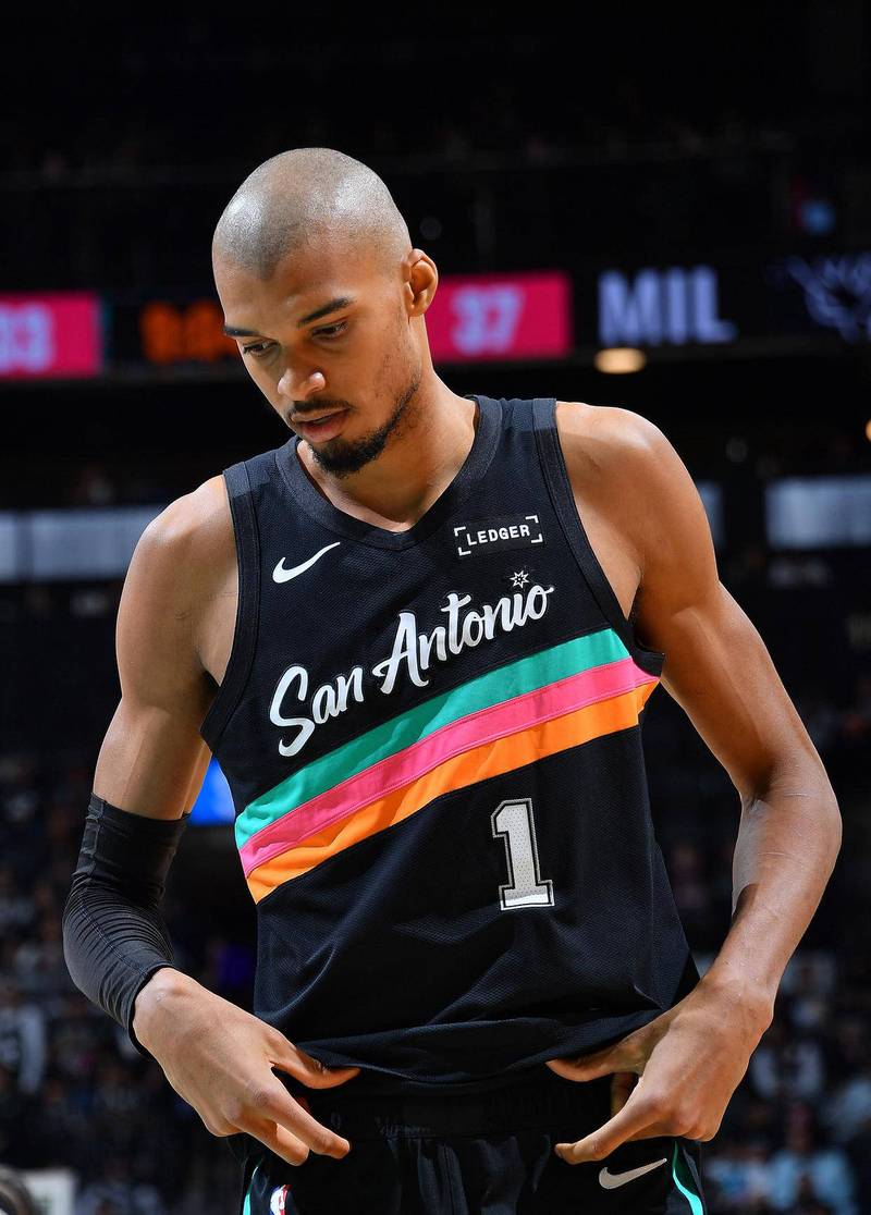 nba选秀大会光头主持人是谁，nba光头球员大全？