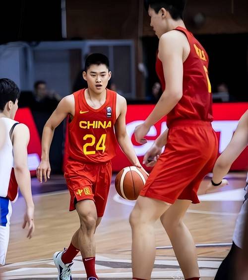 中国男篮短训名单：新疆队6人赵维伦&王俊杰+清华隰泰诚&石奎