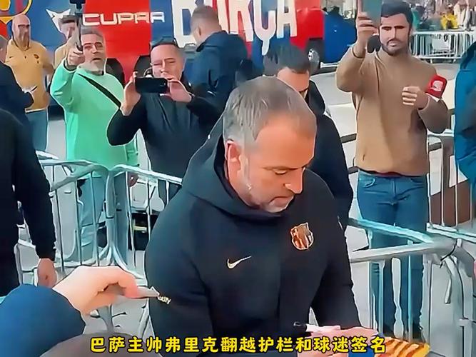 惊险！巴西地区联赛球员骑上围栏庆祝，球迷压垮围栏